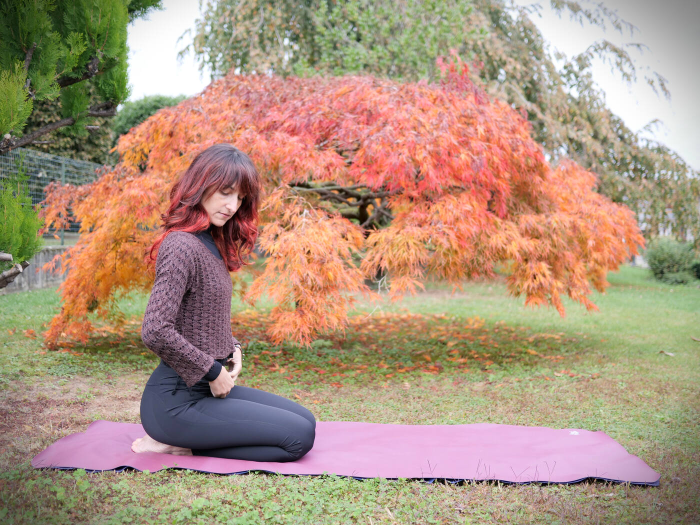 Cecilia Corti in pratica yoga, all'aperto